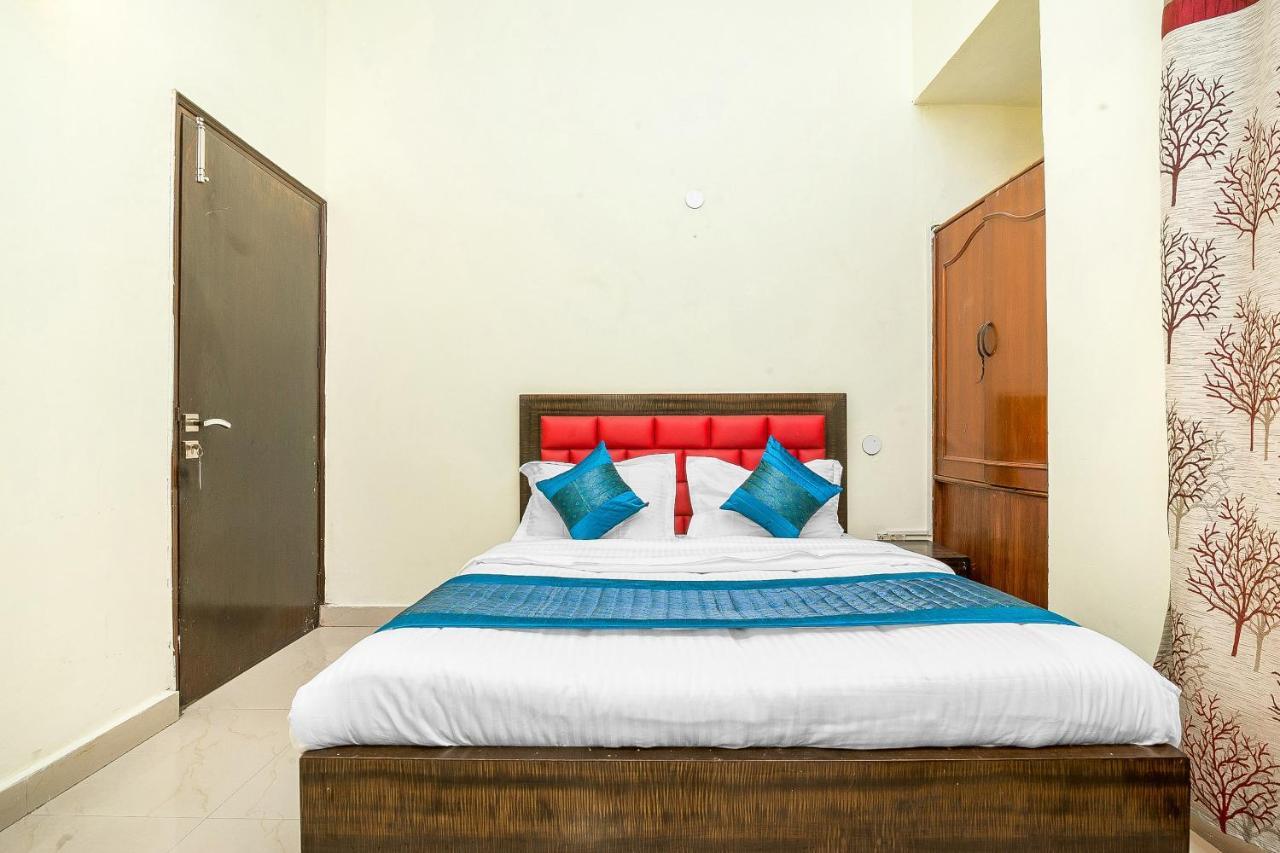 Hotel Oyo 14245 Amitabh New Delhi